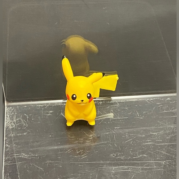 Pokémon book with Pikachu gold card and figurines - Picture 3 of 4